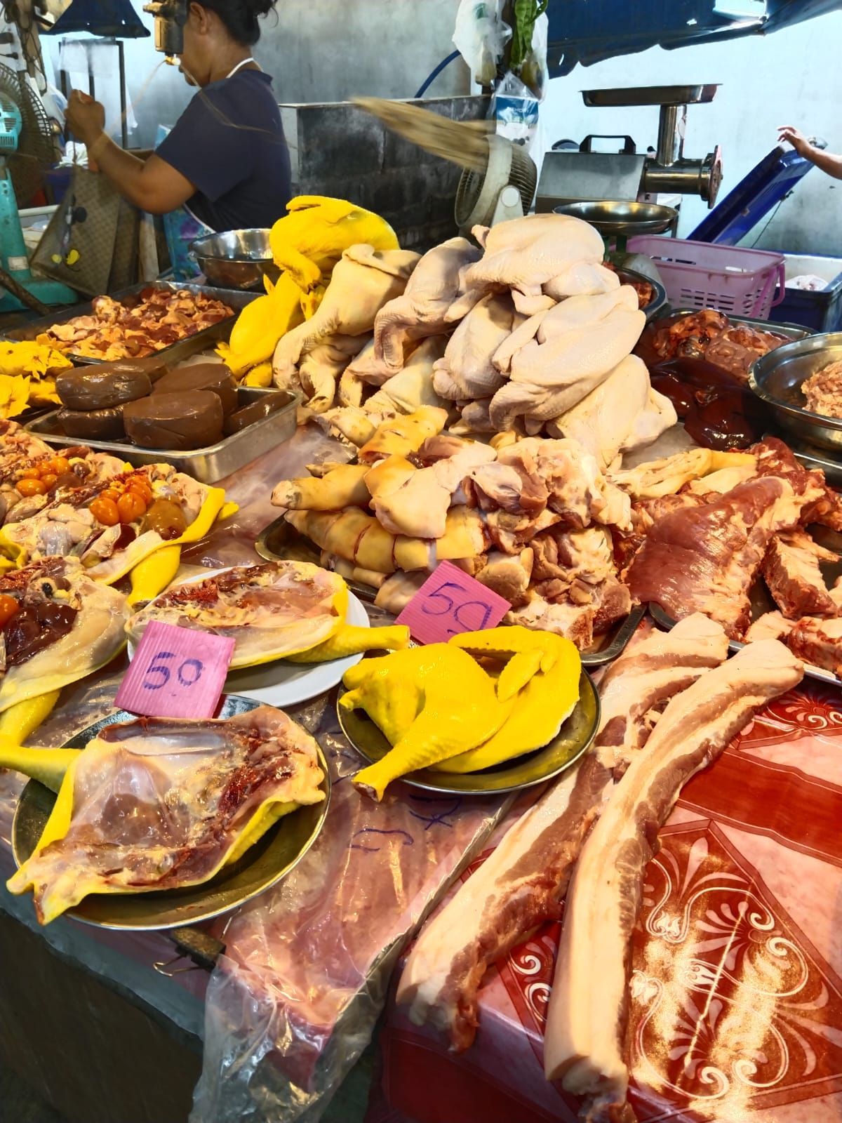 Buntes Gemüse und Kräuter auf dem Markt