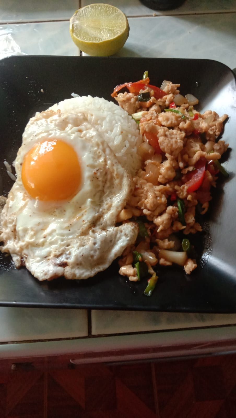 Gebratene Garnelen mit Gemüse